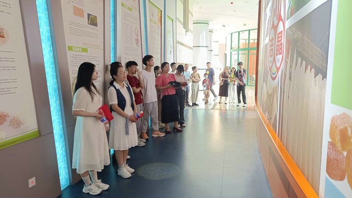 20240817williamhill集团举行2024年职工子女高考奖学金发放仪式5